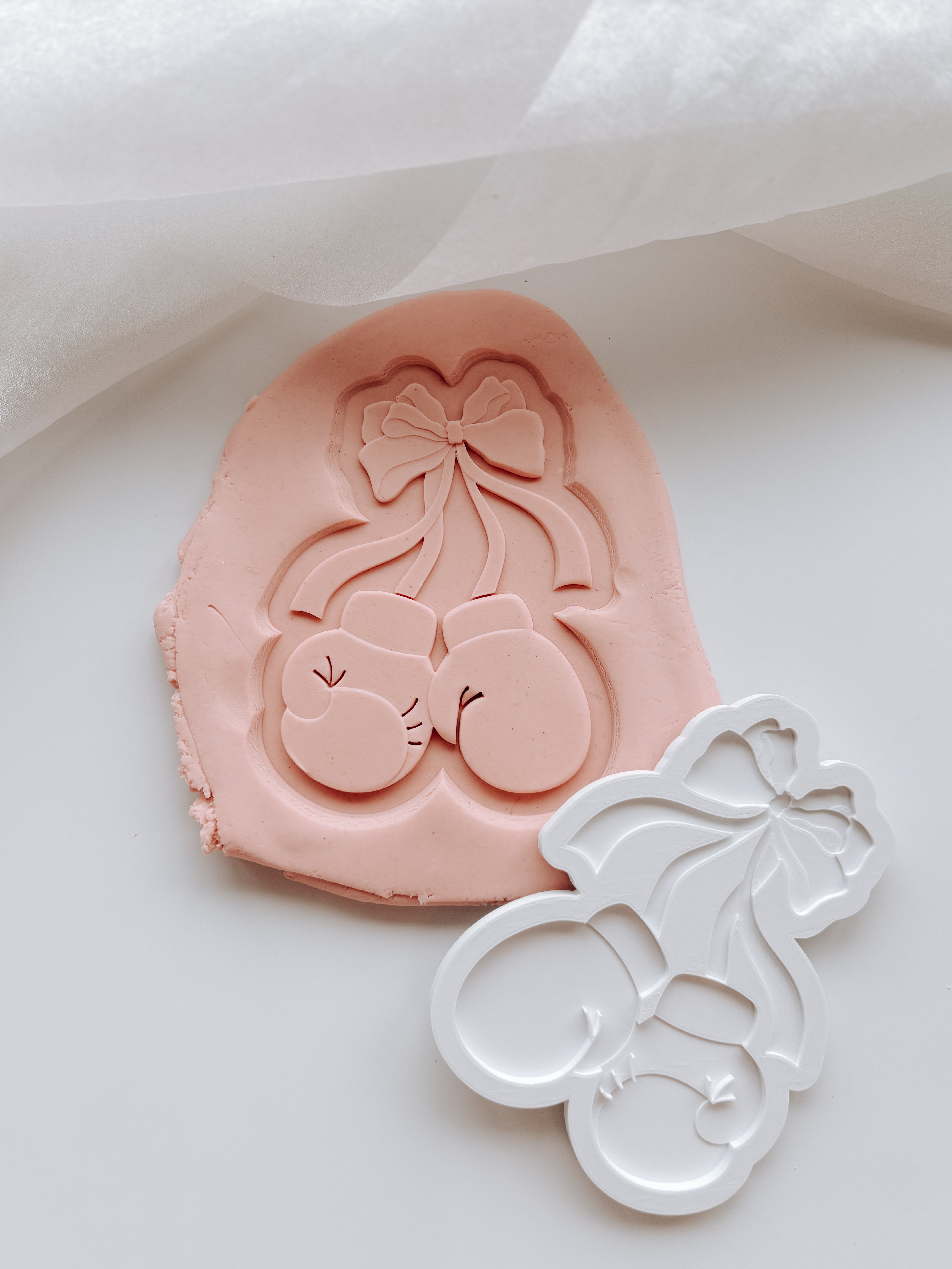 Girls boxing gloves with bow stamp and cutter