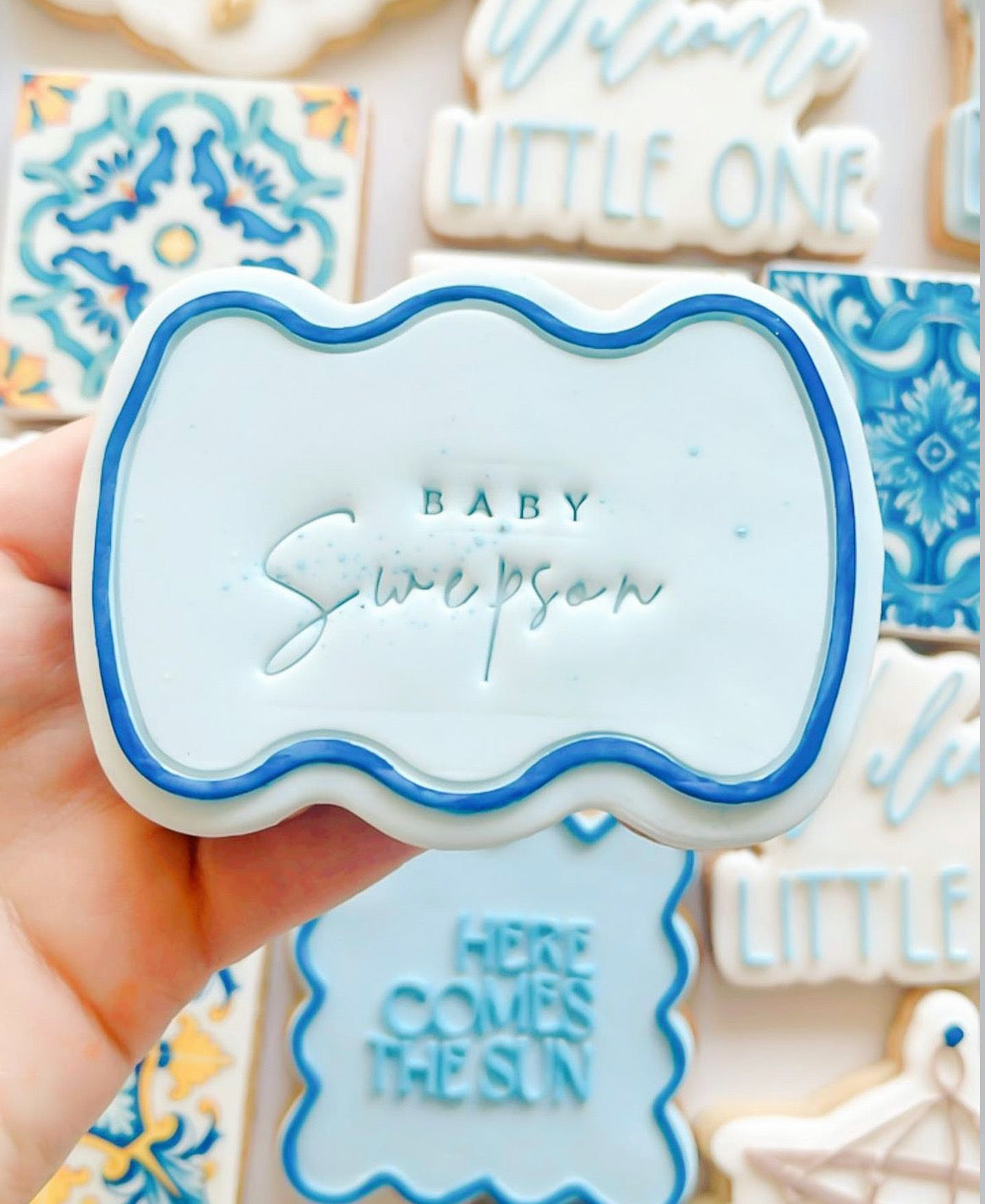 Wavy sign debosser and cutter