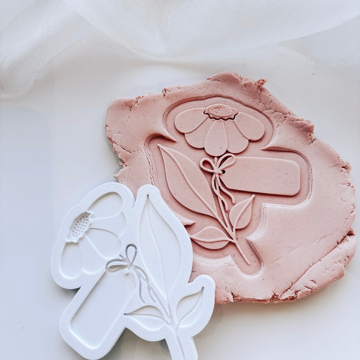 Single flower with gift tag stamp and cutter
