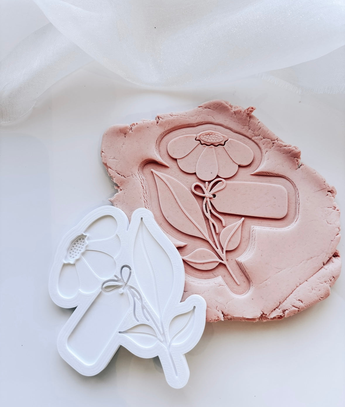Single flower with gift tag stamp and cutter