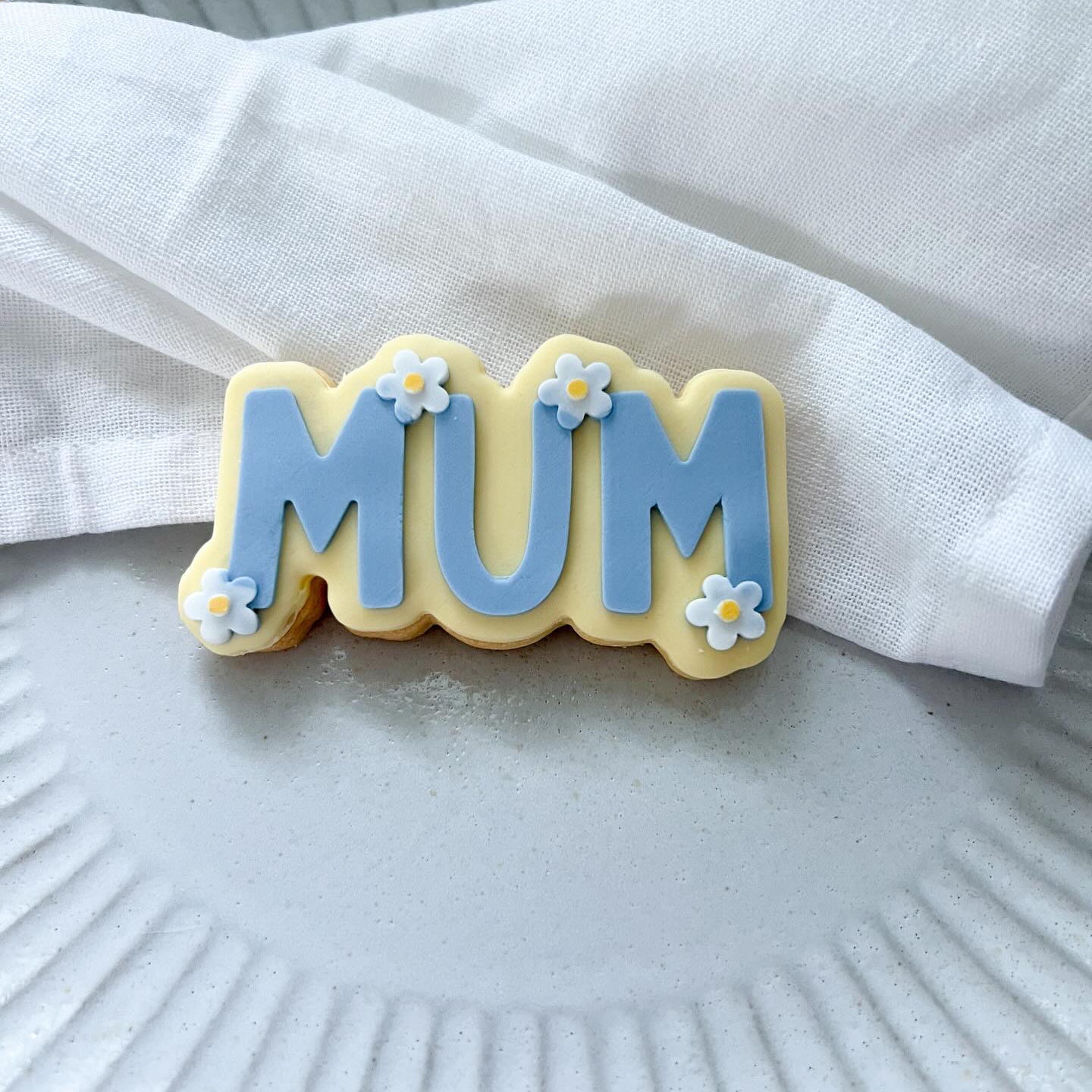Mum with daisies debosser and cutter