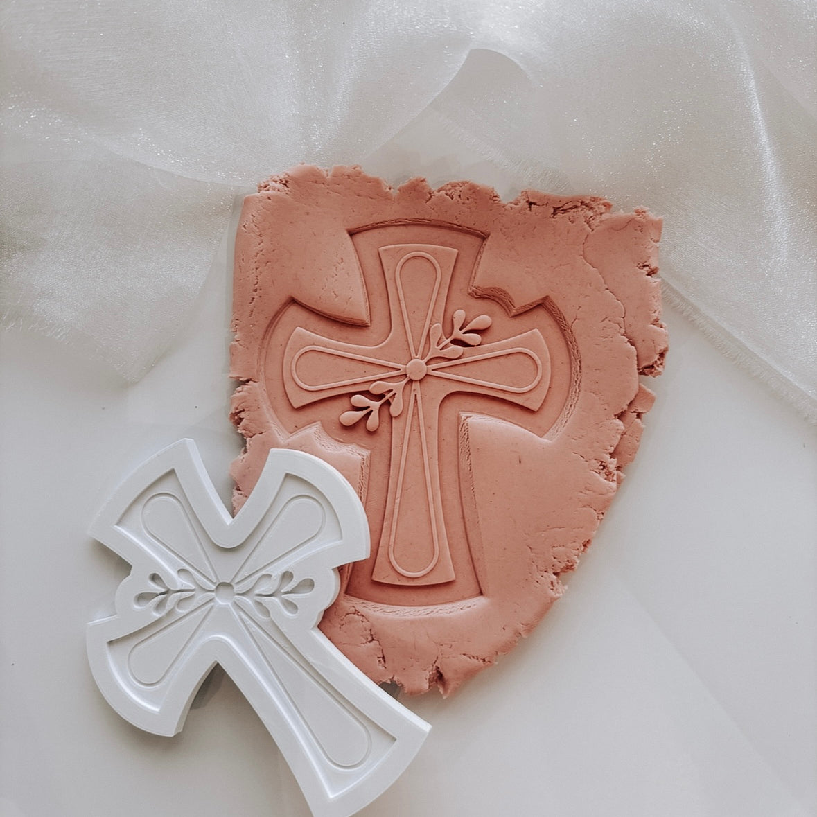 Elegant cross with foliage cookie stamp and cutter