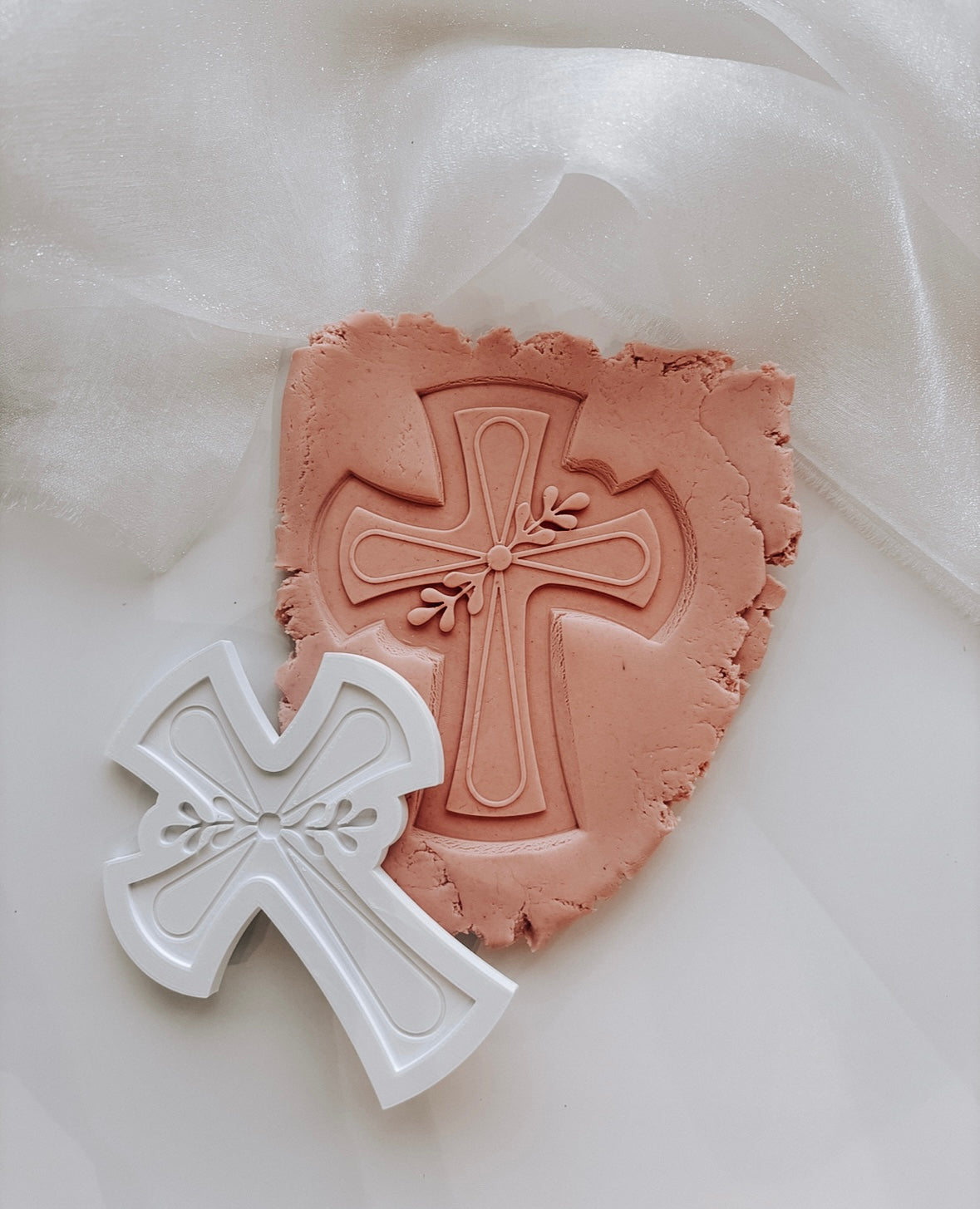 Elegant cross with foliage cookie stamp and cutter