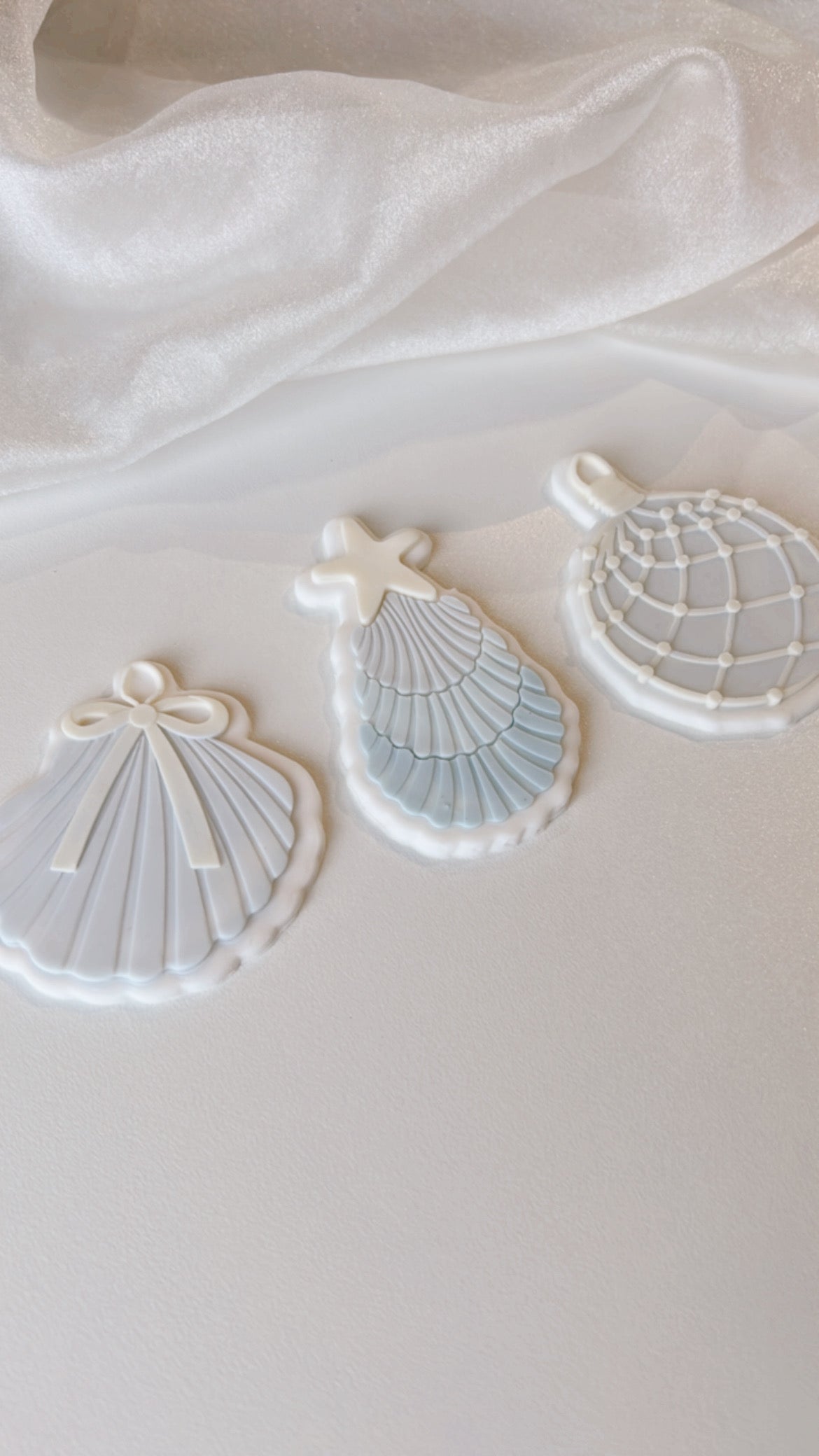 Christmas scallop shell with bow debosser and cutter