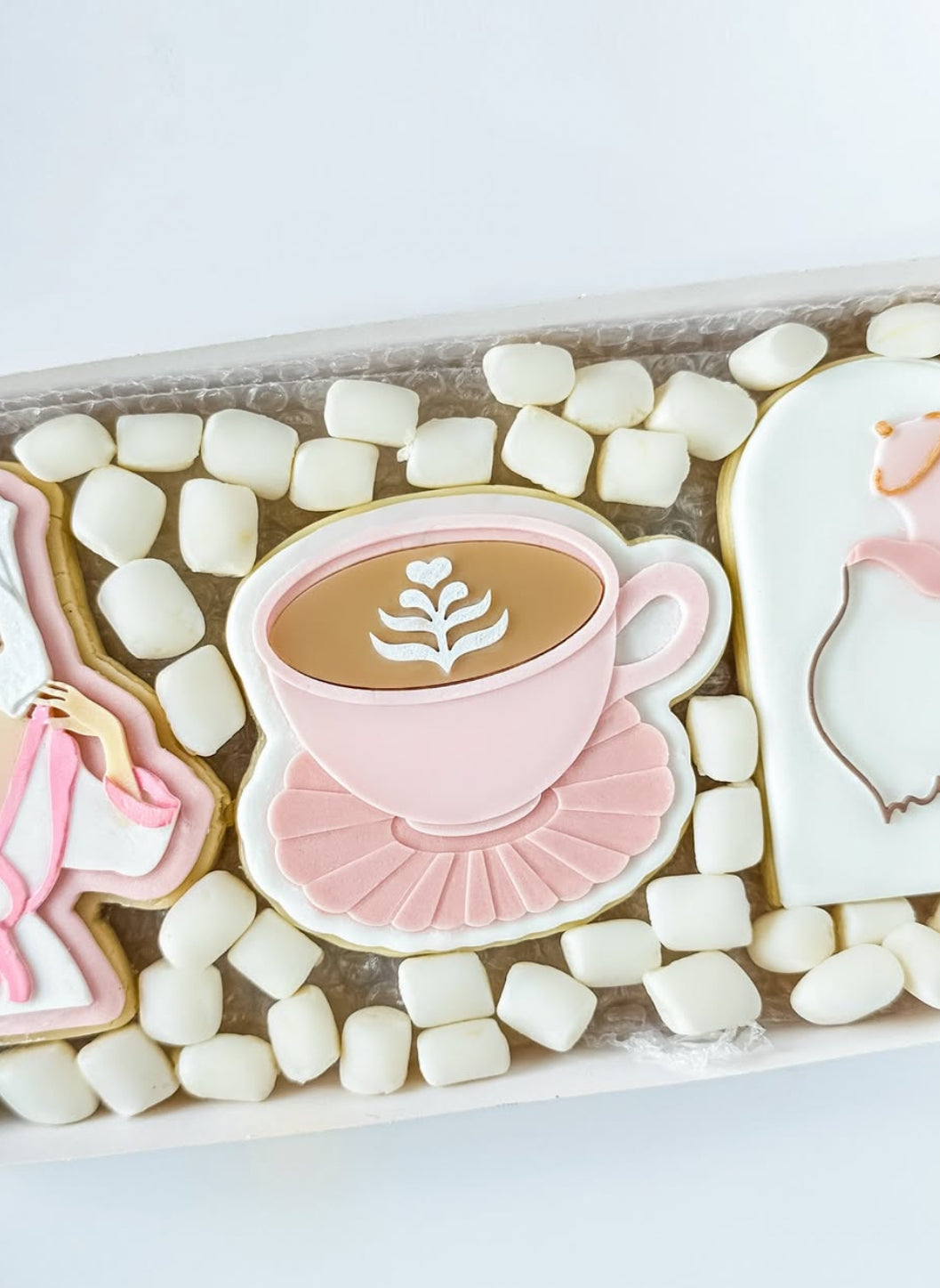 Short mug latte on scalloped edge plate Debosser & Cutter