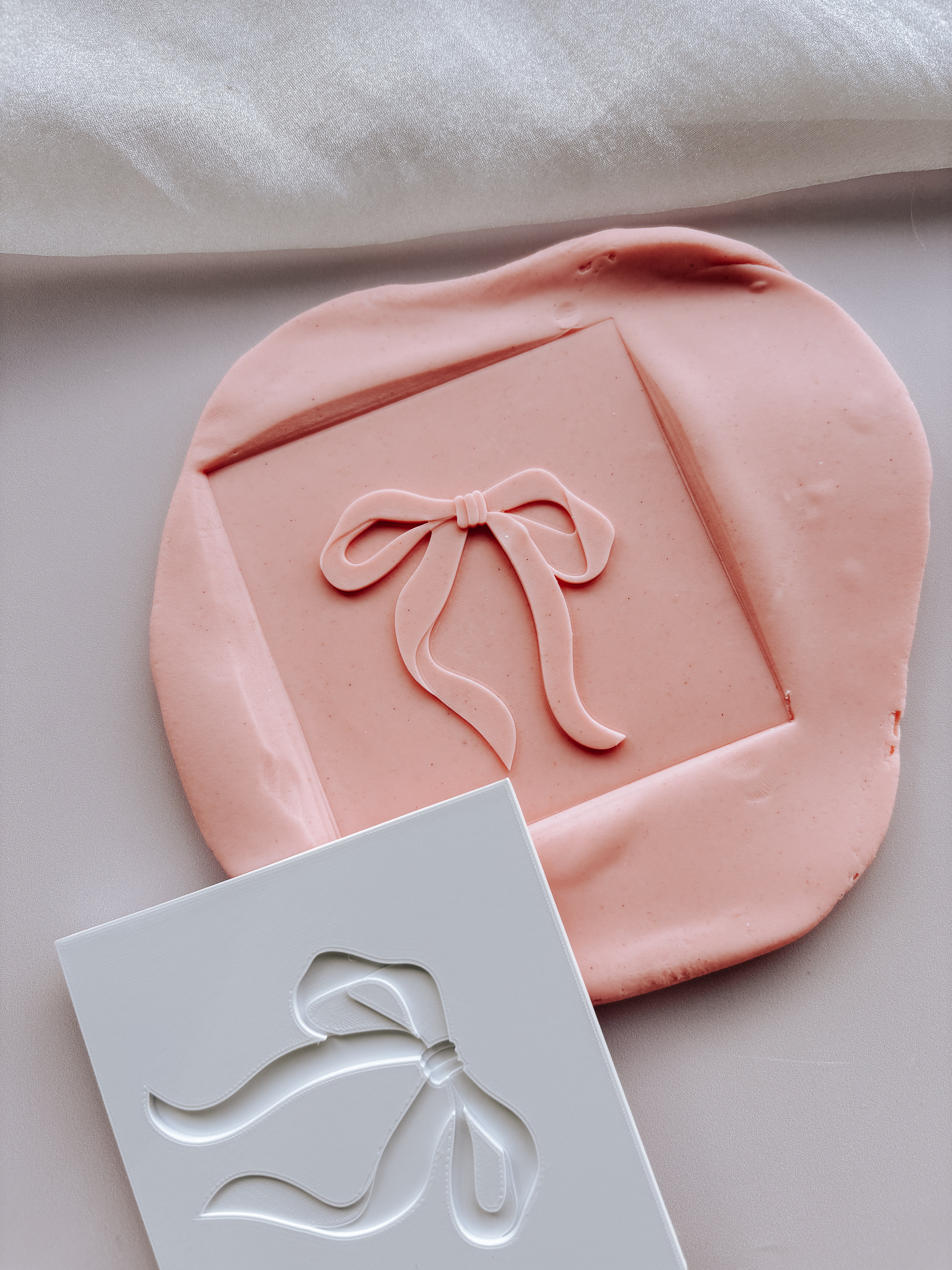 Floppy ribbon bow plate stamp