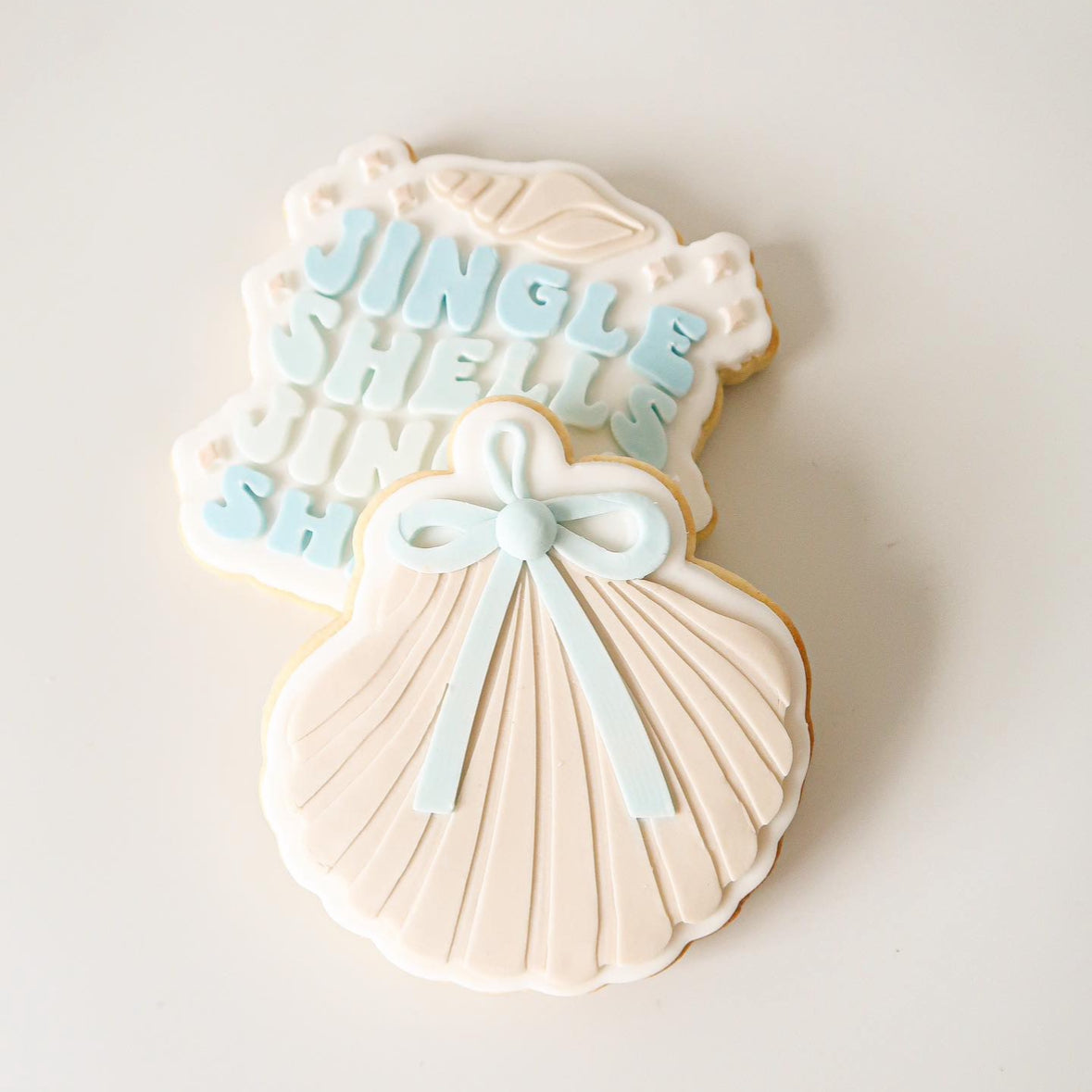 Christmas scallop shell with bow debosser and cutter