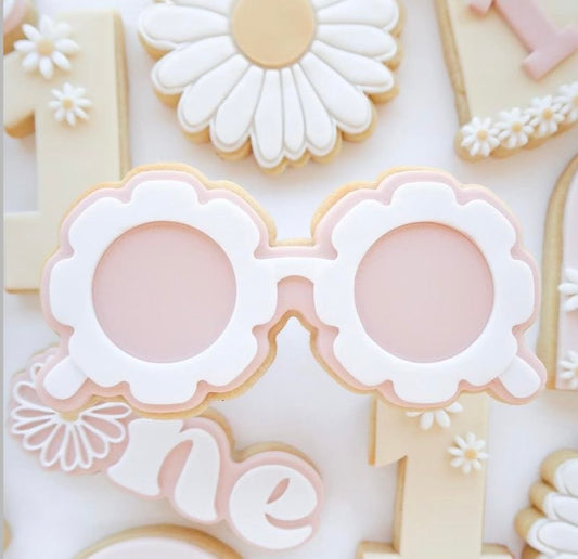 Daisy Glasses single stamp and cutter