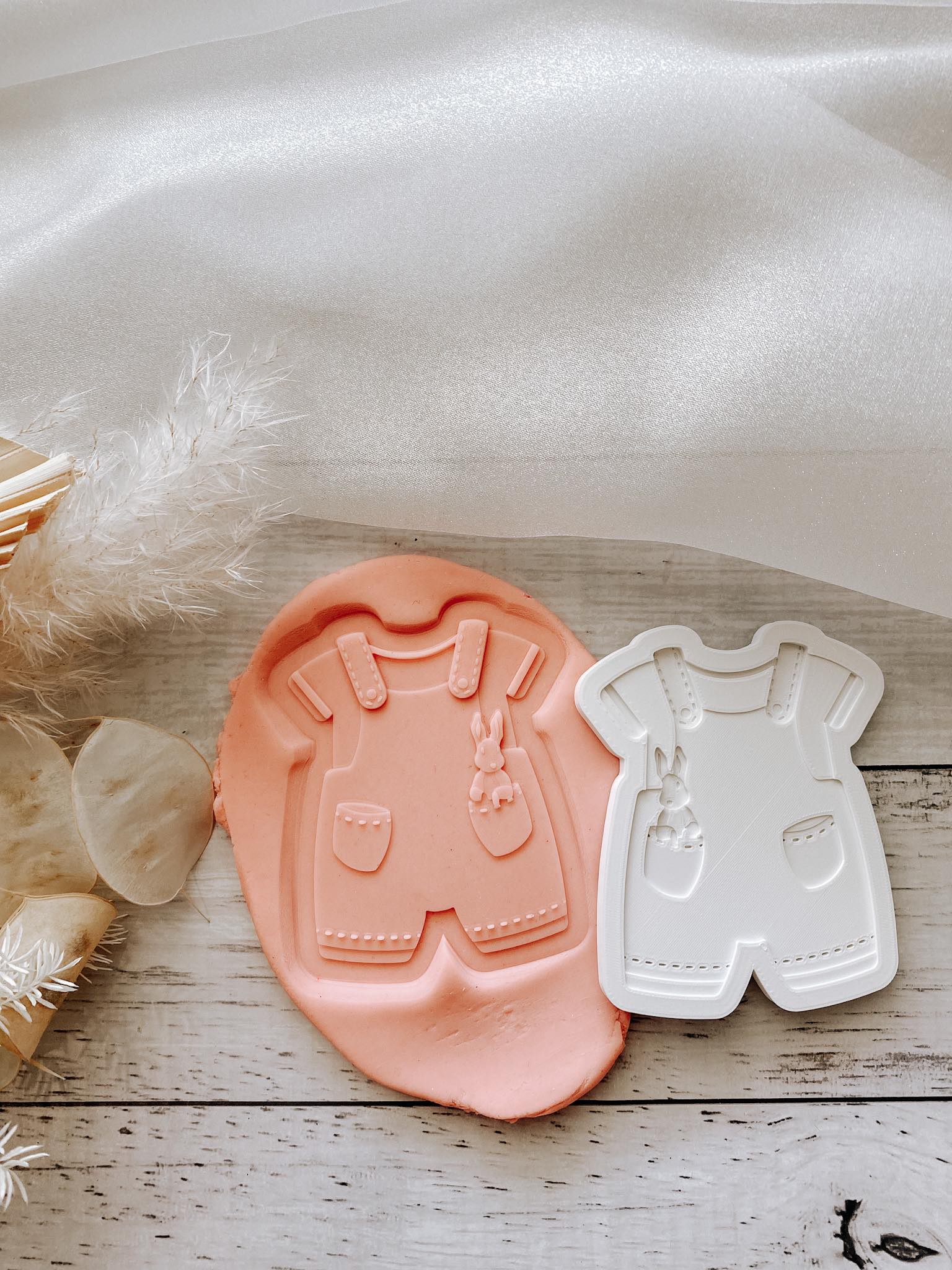 Boss Embossers Rabbit Baby overalls with rabbit in pocket debosser and cutter– Boss Embossers
