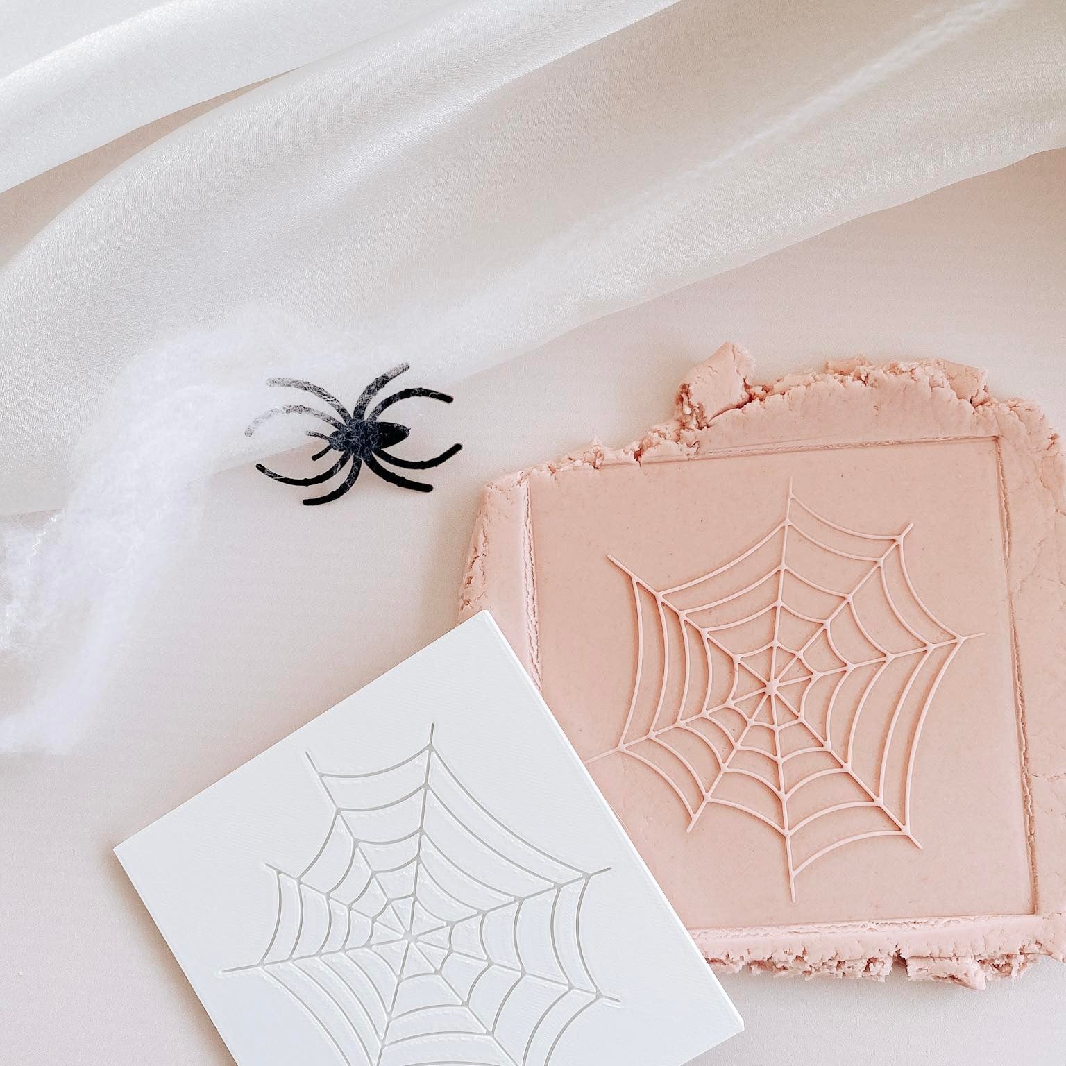 Spider web pattern plate