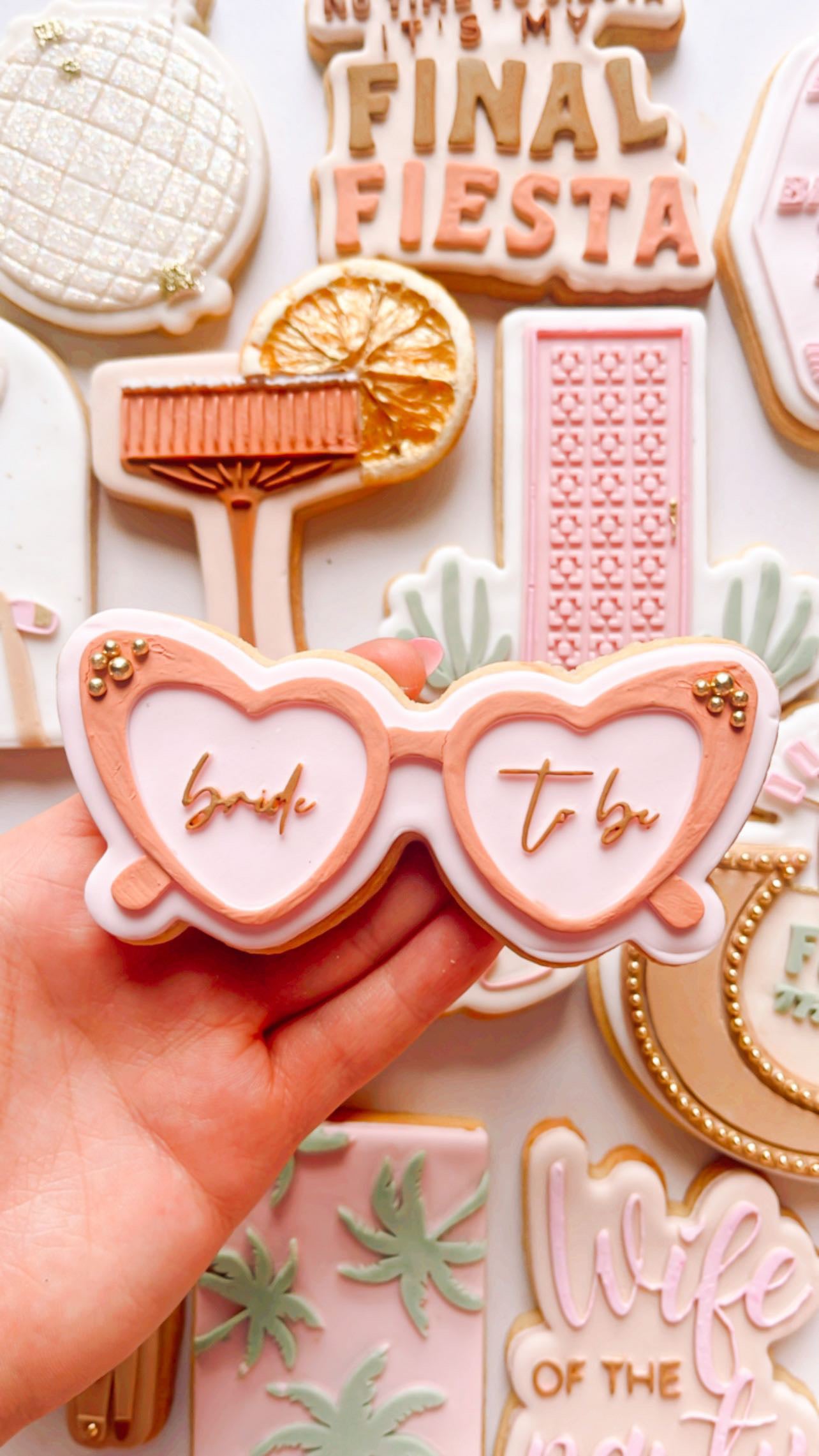 Bride to be heart shaped glasses and cutter