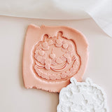 ROUND Retro buttercream vintage cake debosser and cutter