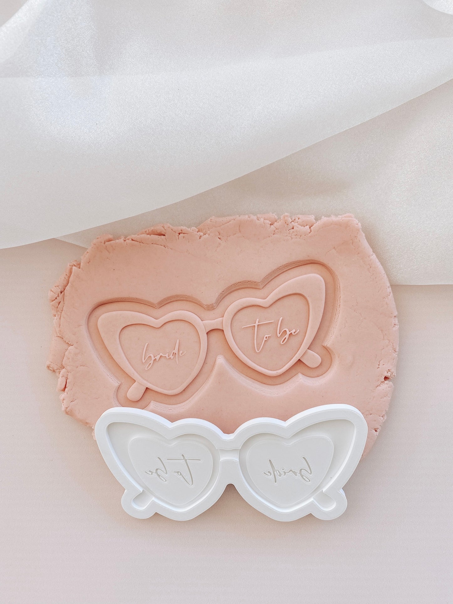 Bride to be heart shaped glasses and cutter